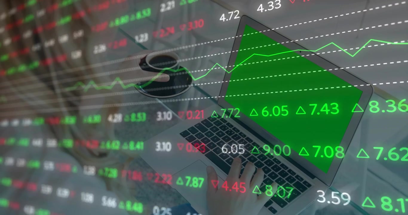 Finanskvinne som skriver på laptop og nipper til kaffe, overvåker aksjer og skaper et live data-overlay.
