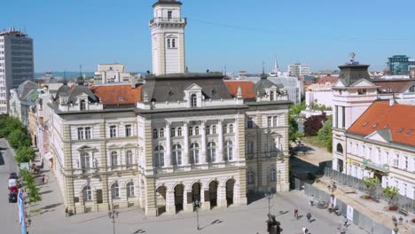 vista aérea de la plaza principal de novi sad con el ayuntamiento y el nombre de la iglesia de maría