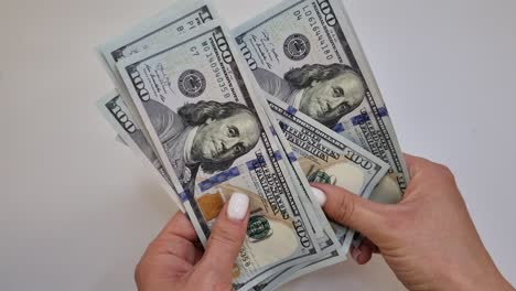 recalculo de un paquete de billetes de cien dólares. concepto de compra y venta. economía, reembolso de préstamos.