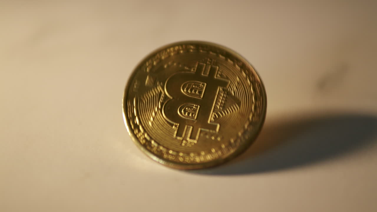 monedas de bitcoin girando en el suelo