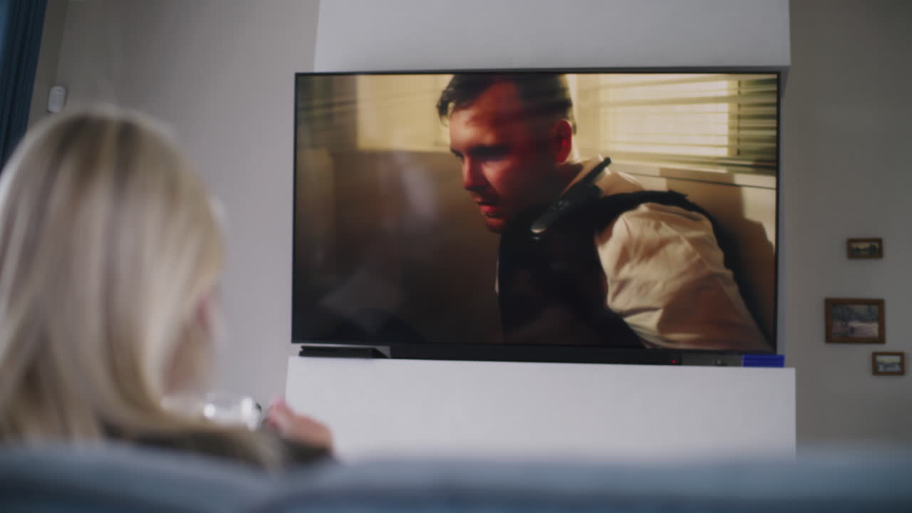 TV 를 보고 있는 여자