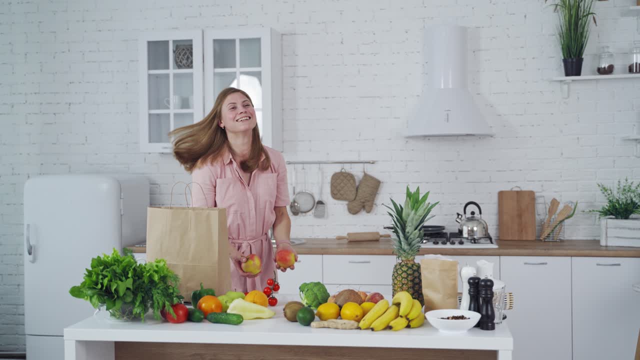 Giovane donna in cucina. Donna che si diverte in cucina mentre cucina