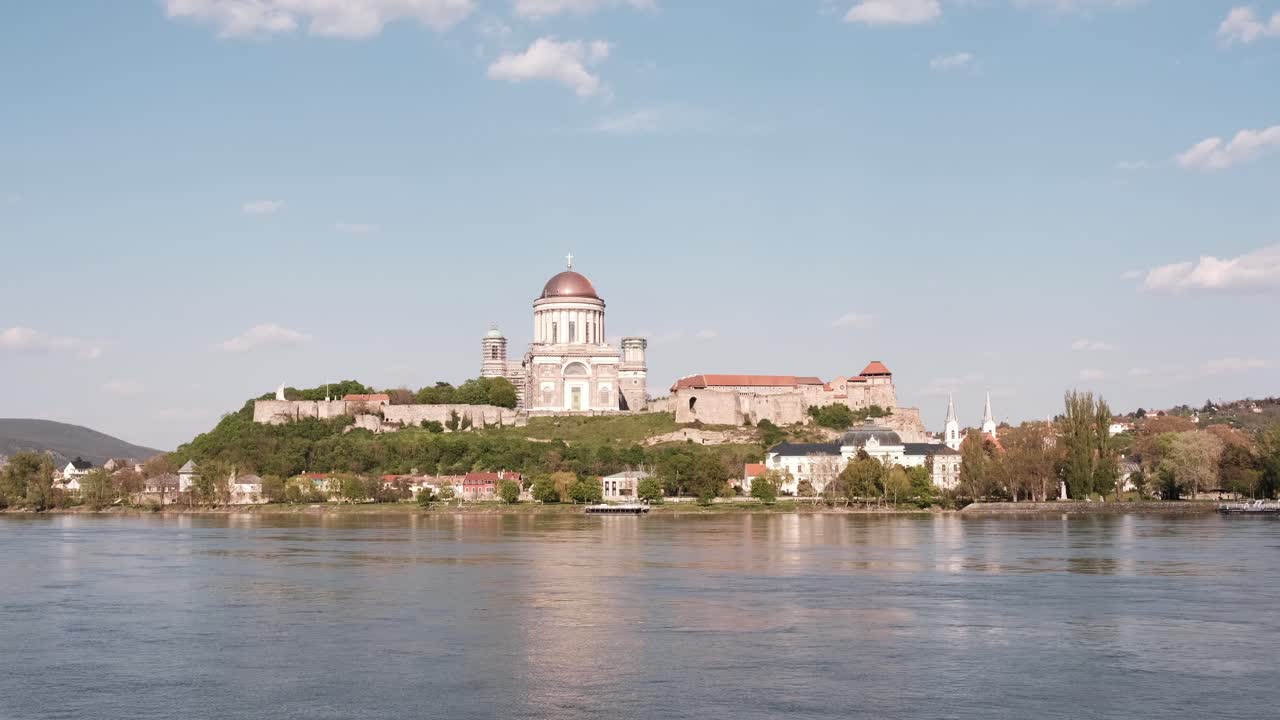 vista horizontal de la basílica de esztergom con el río danubio en primer plano