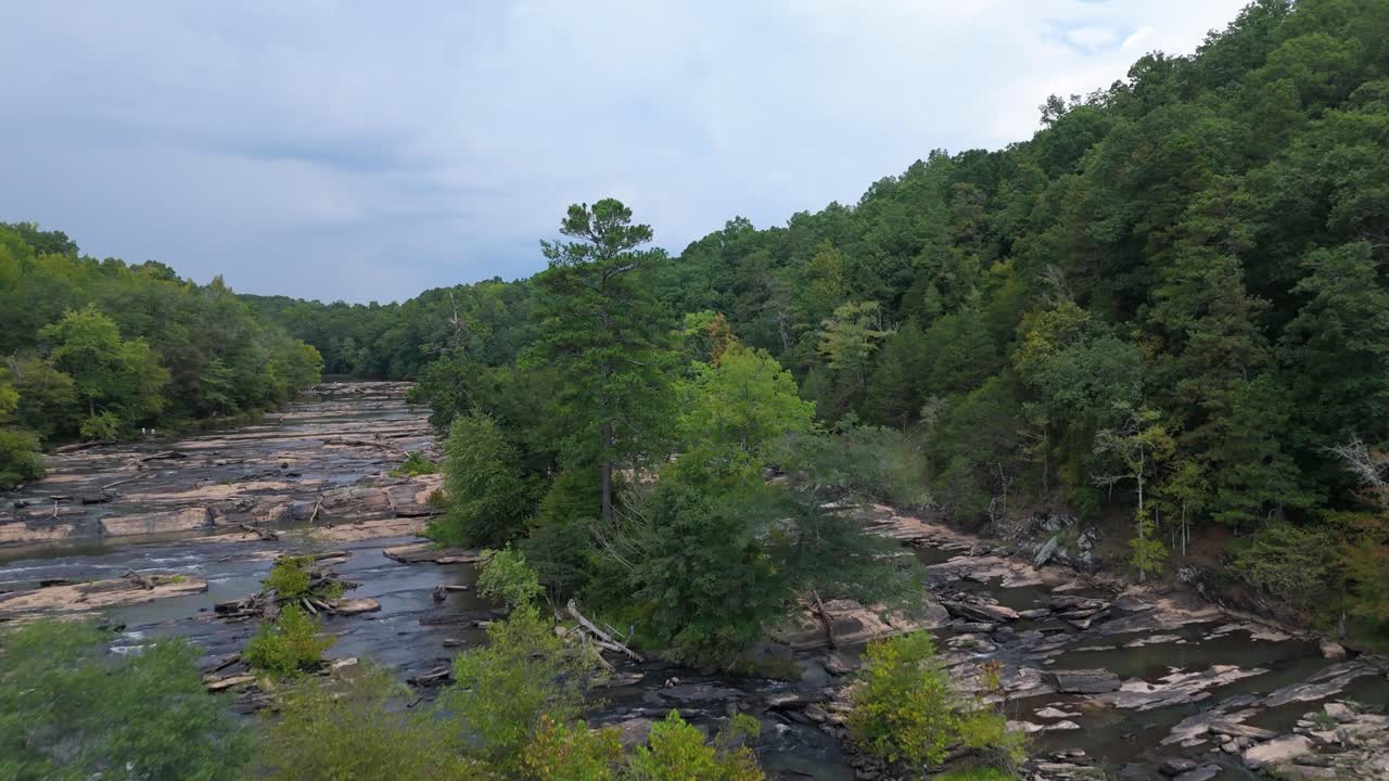 un dron fue disparado empujando por encima del parque estatal de sweetwater creek.