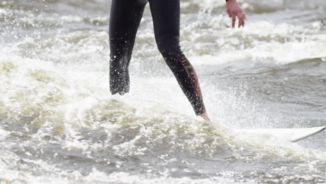 mujer atleta - surfing en una ola del río