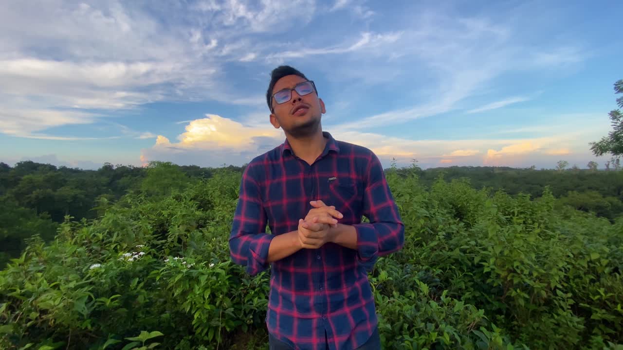 실헤트에 있는 차 농장의 품질에 대해 이야기하는 관리자의 동영상 블로그 샷