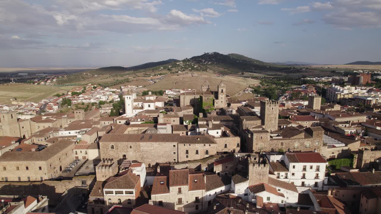 Incantevole città medievale, vasto sfondo campestre, orbita aerea