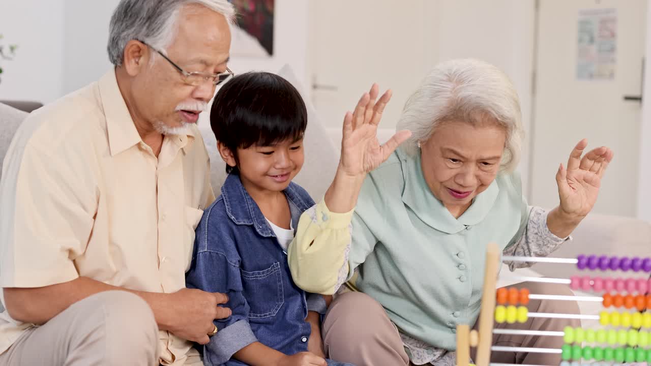 明るく居心地の良い部屋で、年配の夫婦と子供がそろばんを使い、楽しそうに交流しています。