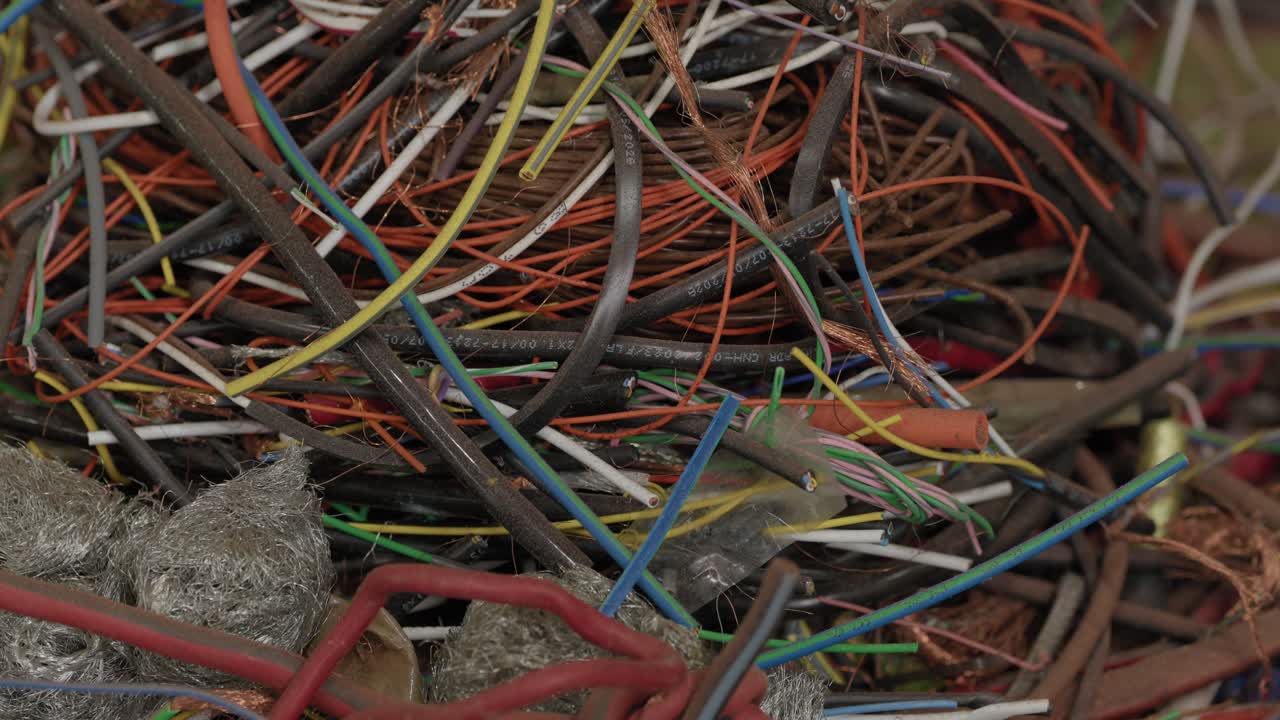 Stor sammenfiltret bunke af flerfarvede elektriske kabler og kobberledninger indsamlet til genanvendelse