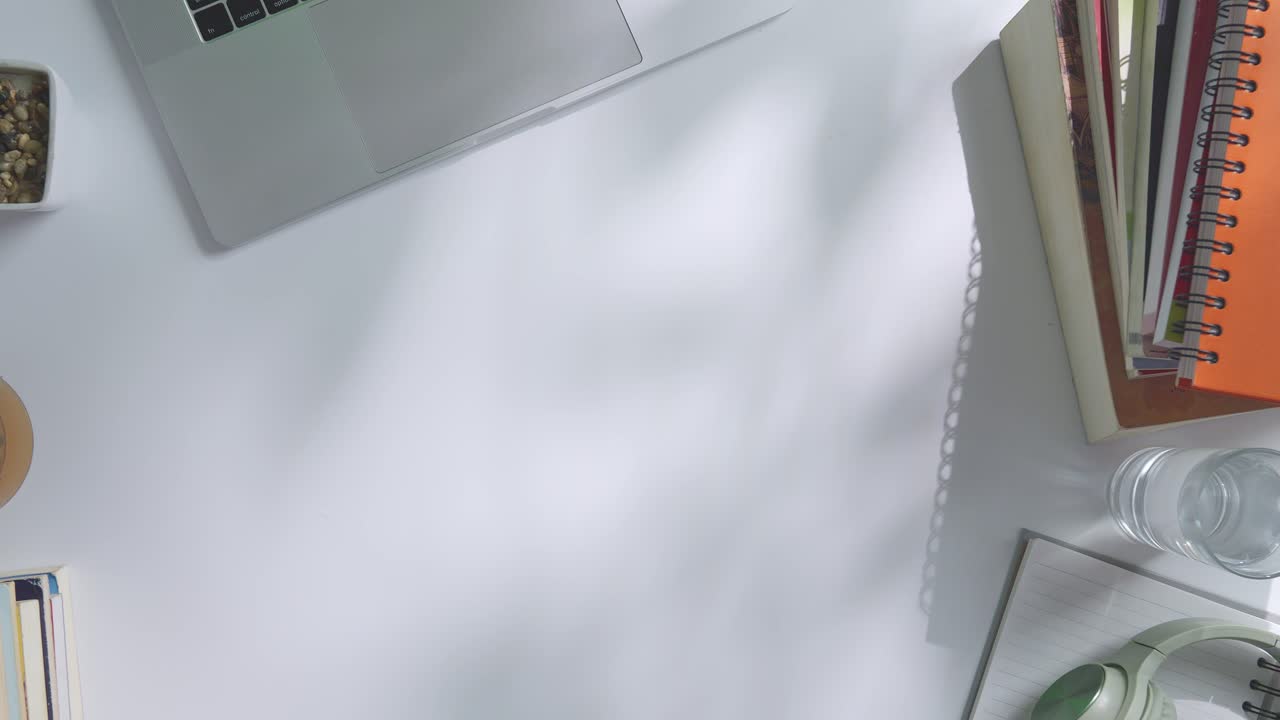 노트북, 책, 노트북 으로 조직 된 작업 공간