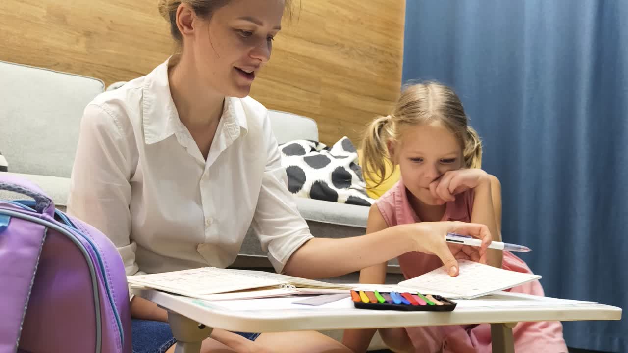 madre e hija haciendo la tarea juntos