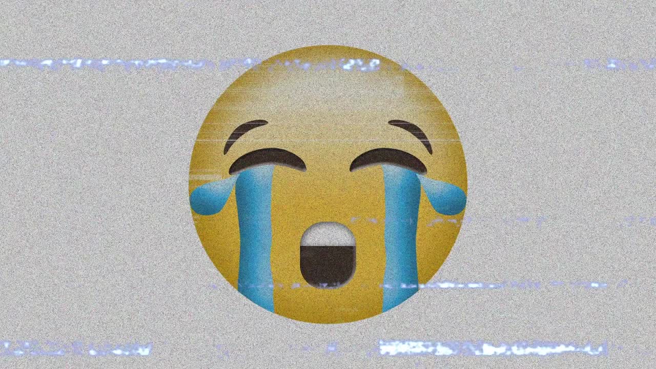 tv의 디지털 애니메이션 정적 효과가 회색 배경에 눈물을 흘리는 얼굴 이모티콘