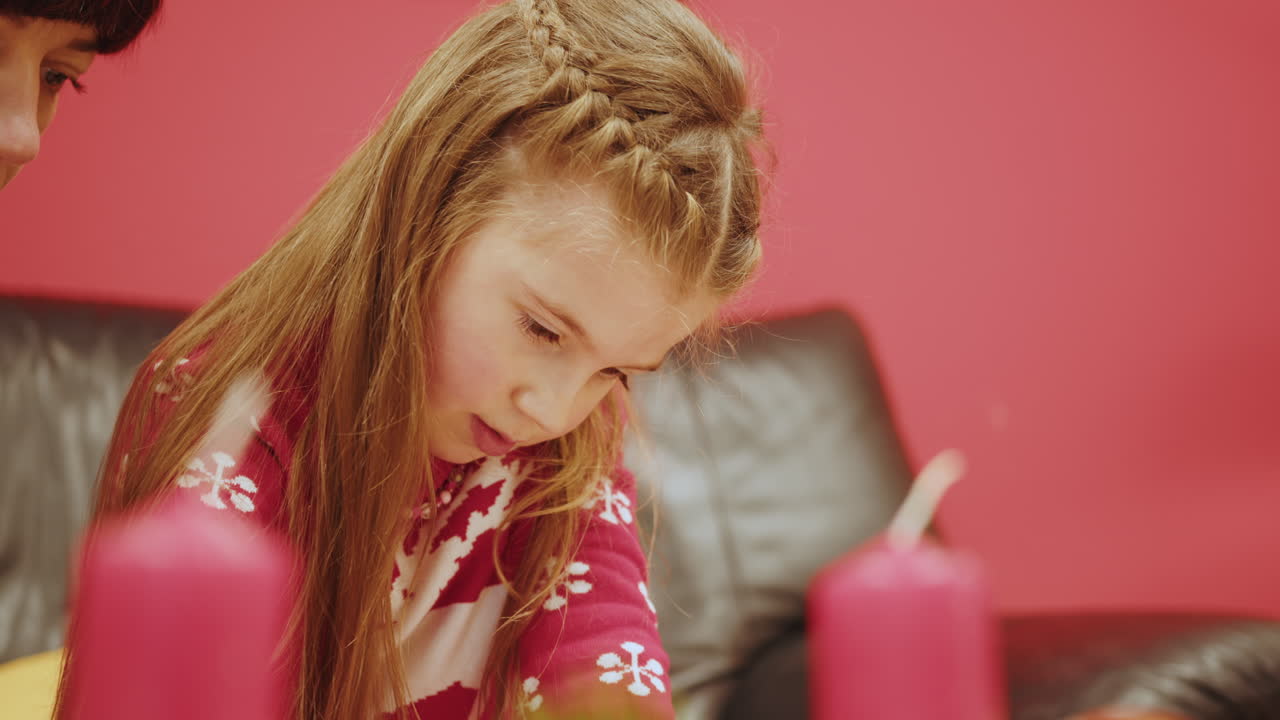 가족 과 함께 크리스마스 불 을 장식 하는 소녀