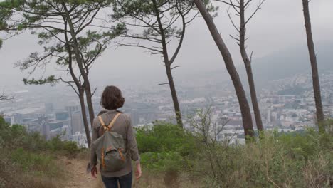 Mujer-Caucásica-Caminando-En-El-Bosque