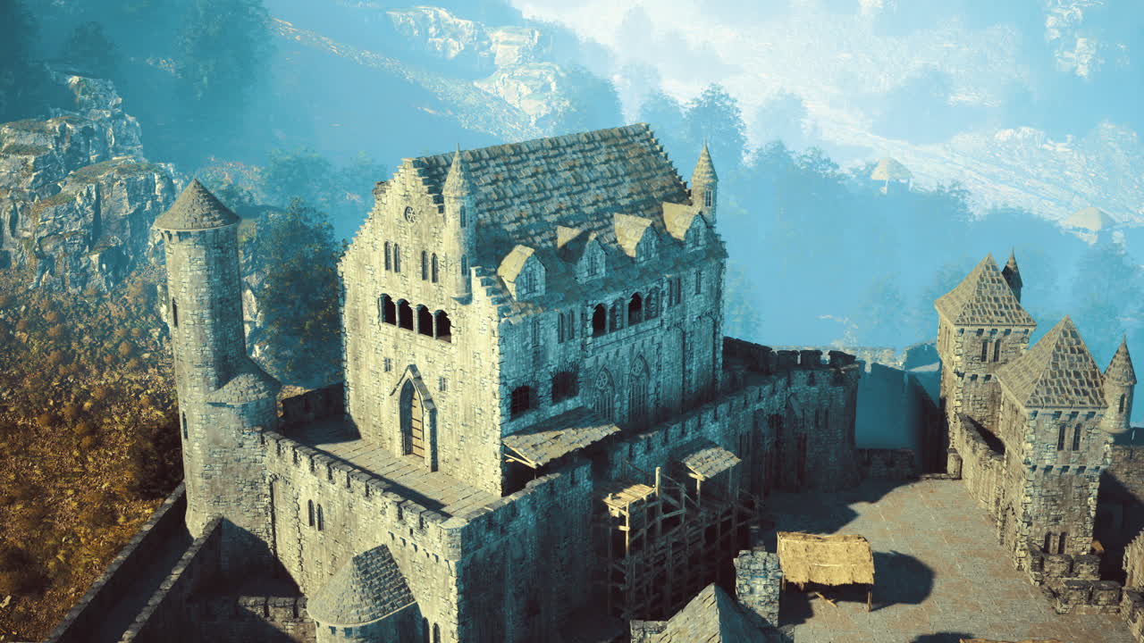 이른 아침 빛 동안 안개 언덕에 둘러싸인 역사적인 돌 성