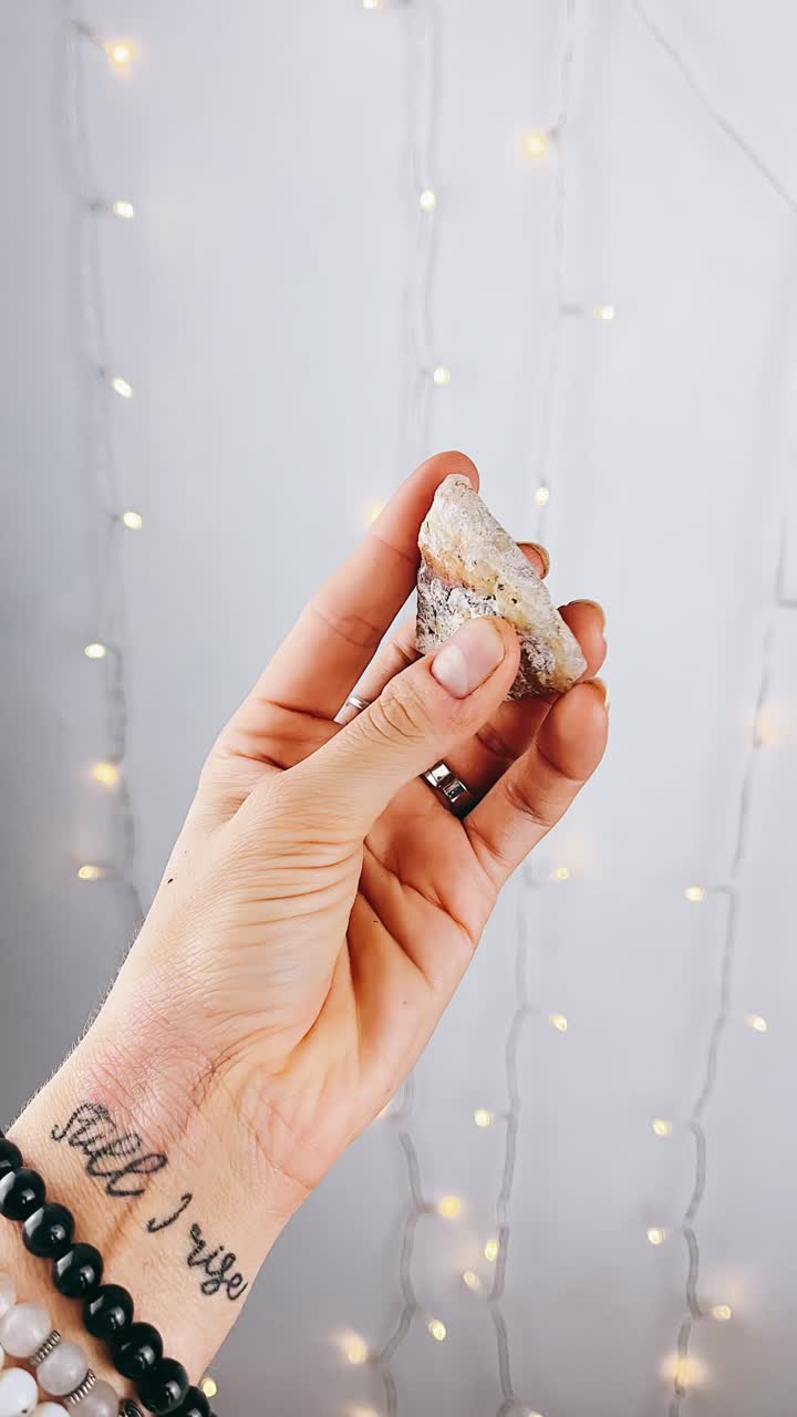 рука, держащая камни с сказочными огнями.