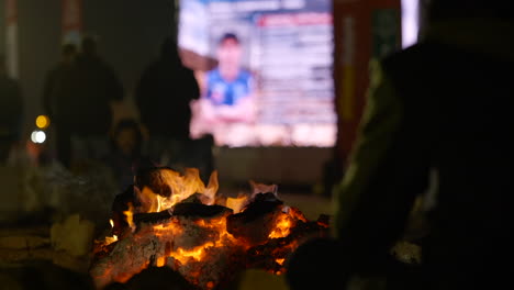 cámara lenta de fuego ardiendo con cenizas y humo en el campamento del rally dakar