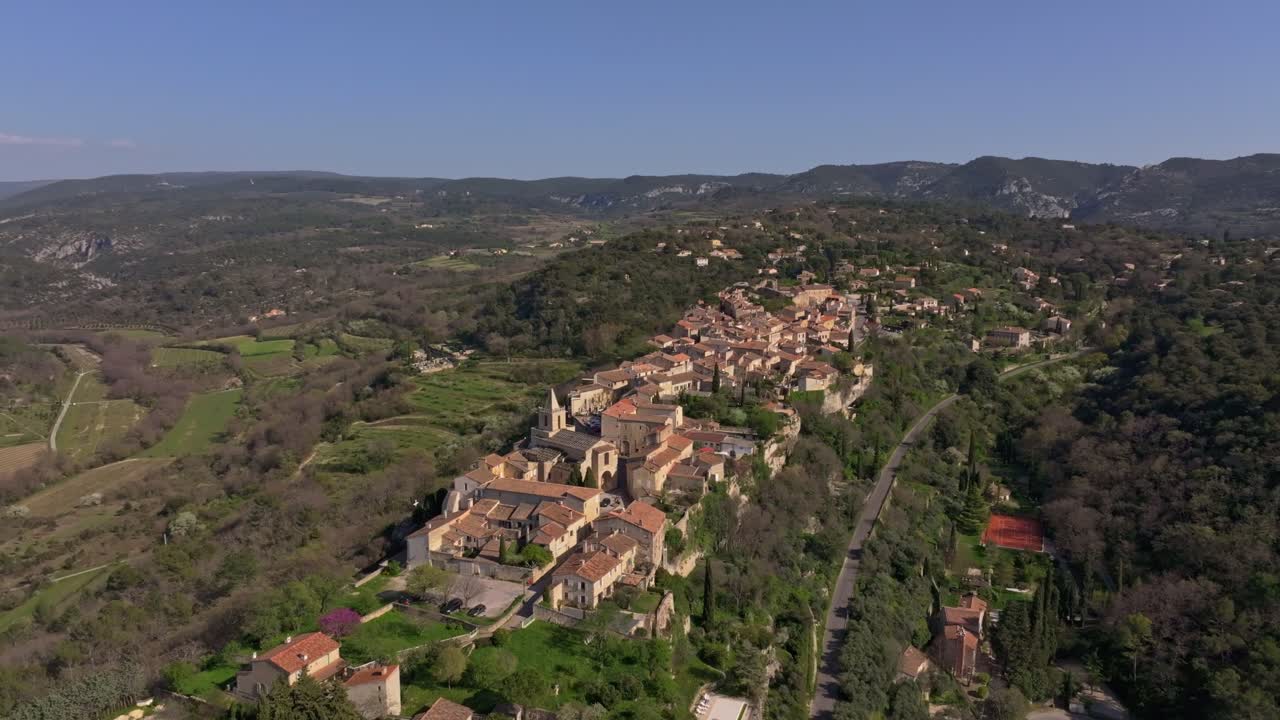 Vista aerea di Notre Dame de Vie e di un villaggio annidati nel paesaggio della Provenza