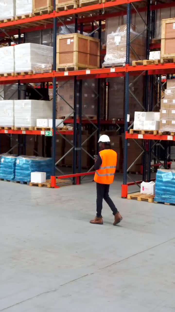 Addetto al magazzino nello stoccaggio inventario
