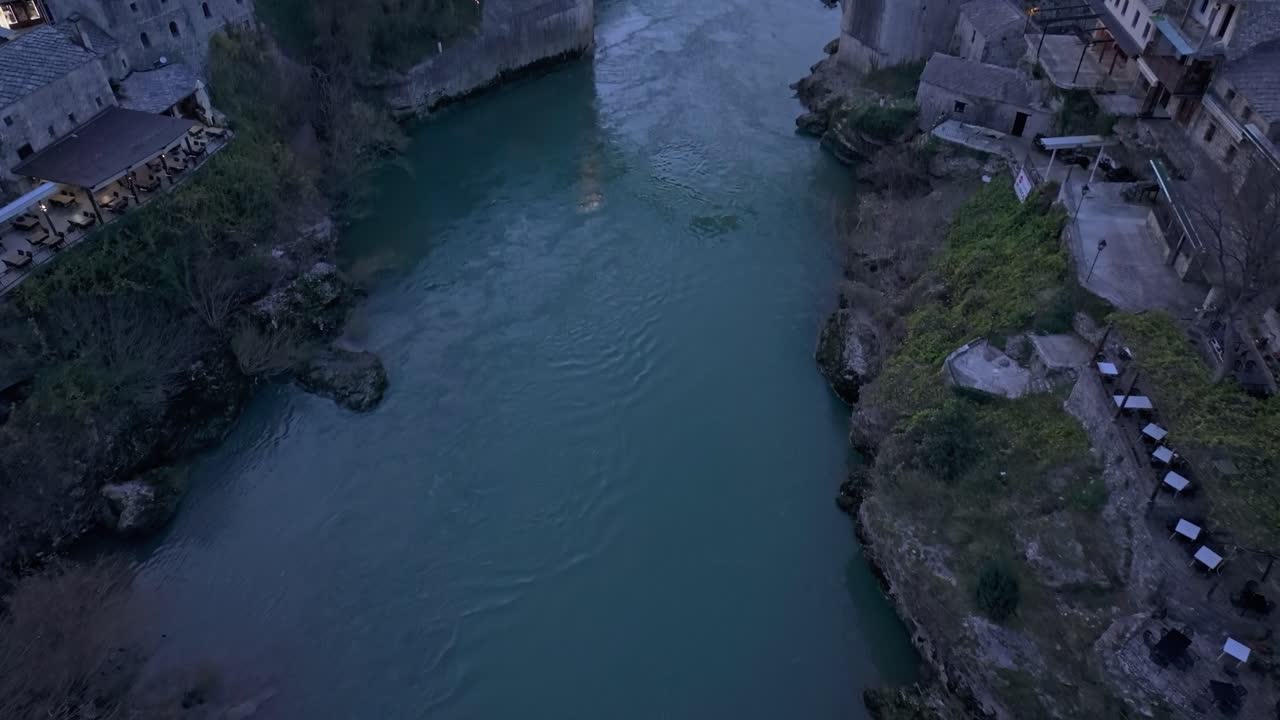 Filmato drone del ponte Stari Most immerso nelle tenui sfumature serali