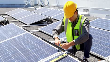 trabajador masculino que trabaja en una estación solar 4k