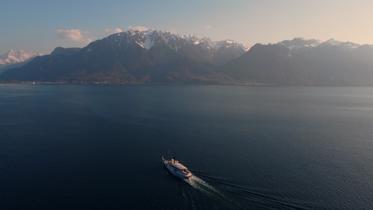 vuelo de drones sobre el lago leman desde vevey, con el transbordador que va a la frontera francesa y apunta a las montañas