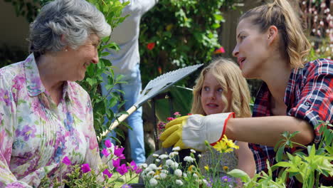 Madre-E-Hija-Haciendo-Jardinería-Juntas-