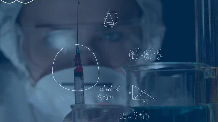 Animation von mathematischen Gleichungen über einer Wissenschaftlerin, die eine Spritze hält