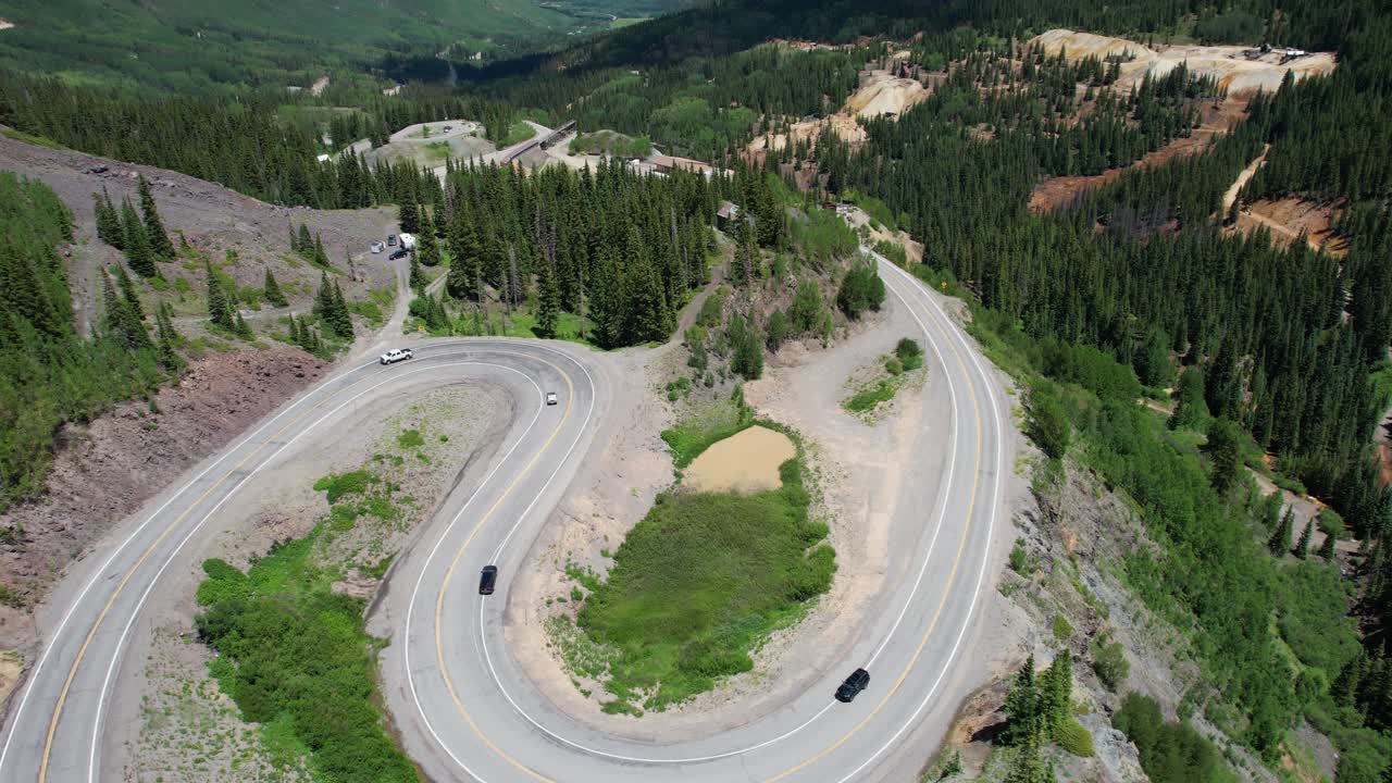 미국 콜로라도주 백만 달러짜리 고속도로의 일부인 구불구불한 도로의 교통 조감도