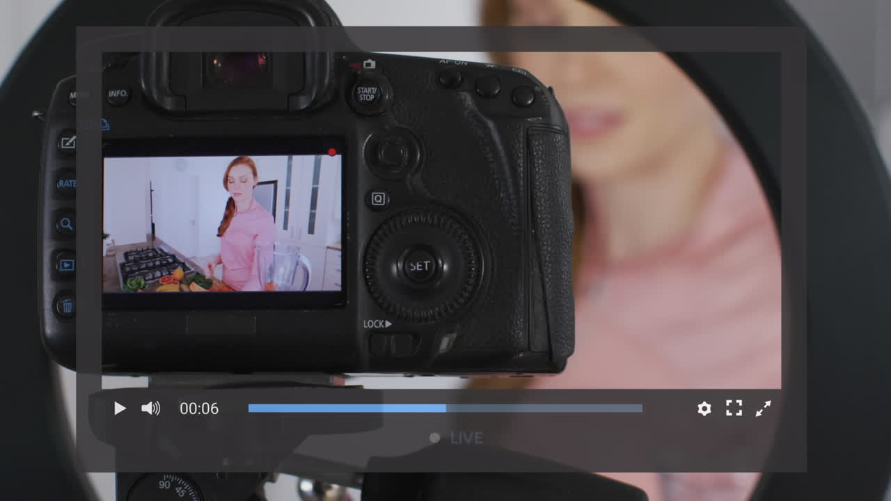 animação de processamento de dados financeiros sobre mulher caucasiana gravando vlog.