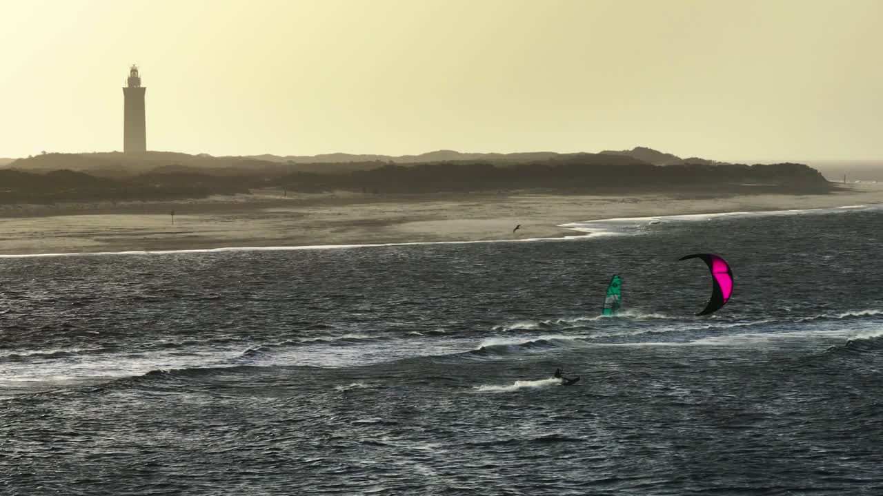 kiteboarding en la costa con faro