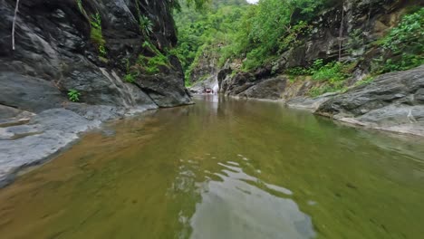 Vuelo-De-Drones-De-Velocidad-FPV-Sobre-Un-Río-Natural-Claro-En-La-Selva-De-República-Dominicana