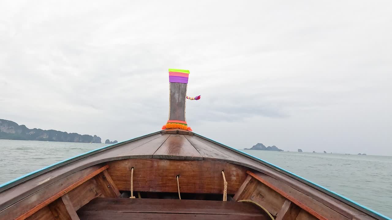 el barco viaja a través del océano hacia islas lejanas.