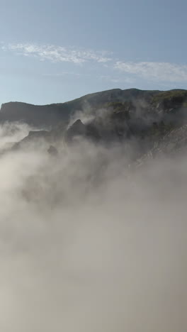 picos de montanhas nebulosas