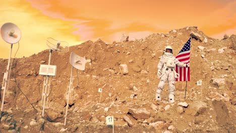 Una-Mujer-Astronauta-Con-Traje-Espacial-Sostiene-Una-Bandera-Estadounidense-Mientras-Mira-A-Su-Alrededor-En-Marte,-El-Planeta-Rojo