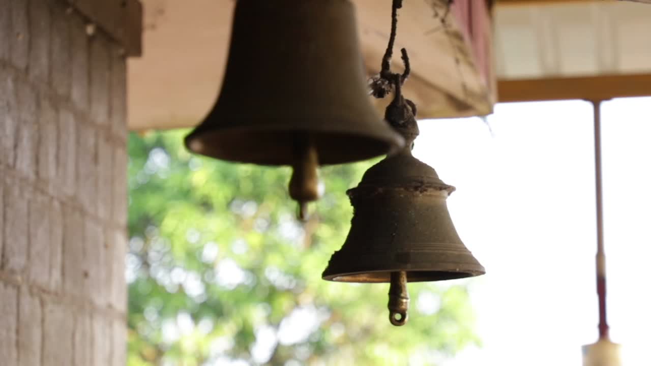 Campana del tempio oscillante - Ubicazione: Tempio Narahari Parvatha, DK KA India