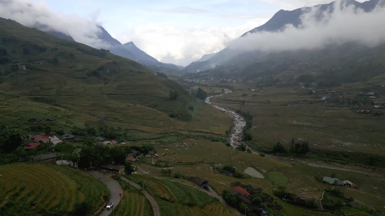 increíble tiro inclinado de los campos asiáticos en las montañas verdes de gran altitud en un día nublado