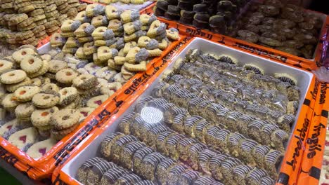 El-Bullicioso-Mercado-De-Agadir,-Donde-Se-Venden-Deliciosos-Pasteles-Y-Delicias-Dulces.