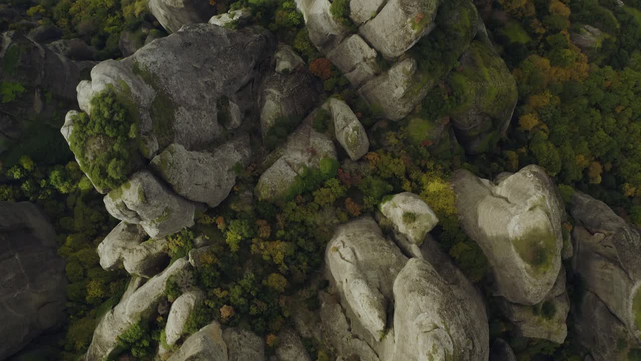 Vista aerea sopra ripide scogliere di arenaria e conglomerato a Meteora, Grecia - ripresa a volo d'uccello, da drone