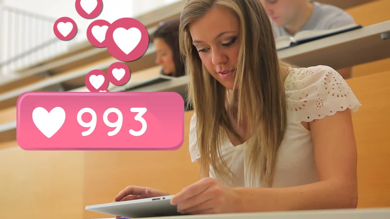 estudiante usando una tableta dentro de una sala de conferencias