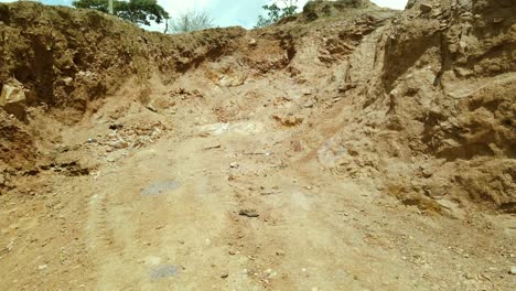 Vuelo-De-Drones-Inclinados-Del-Mercado-Local-Ocupado-En-La-Aldea-Tribal-De-Kapenguria,-Comunidad-Rural-Tradicional-En-Kenia-África