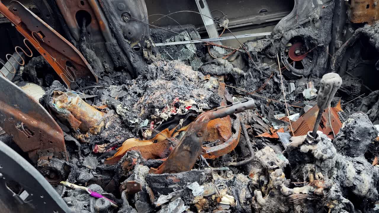 сгоревший интерьер машины.