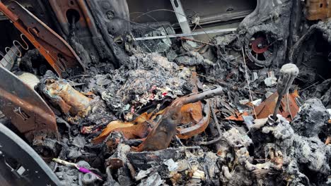 el interior del coche quemado.
