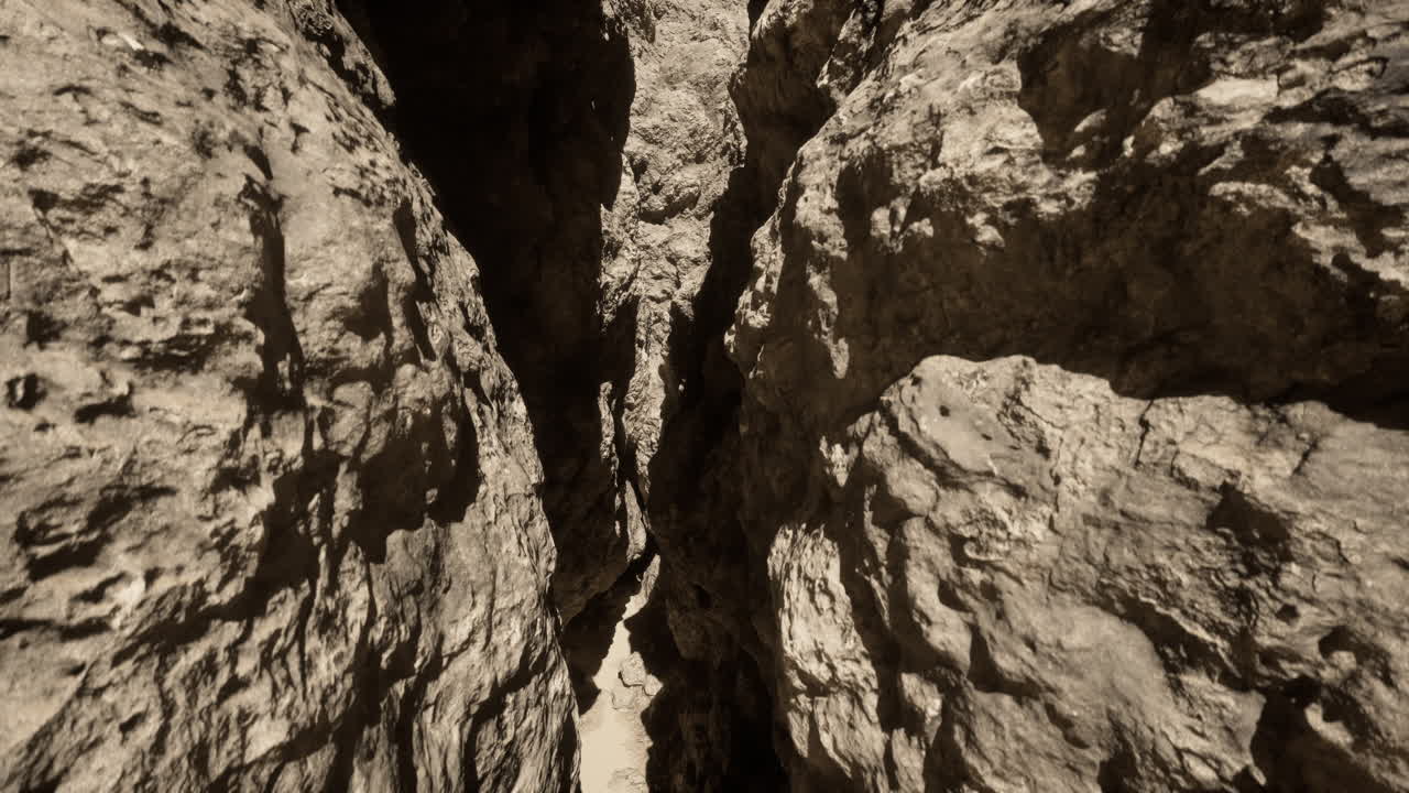 양쪽에 가파른 바위 벽이 있는 은 협곡