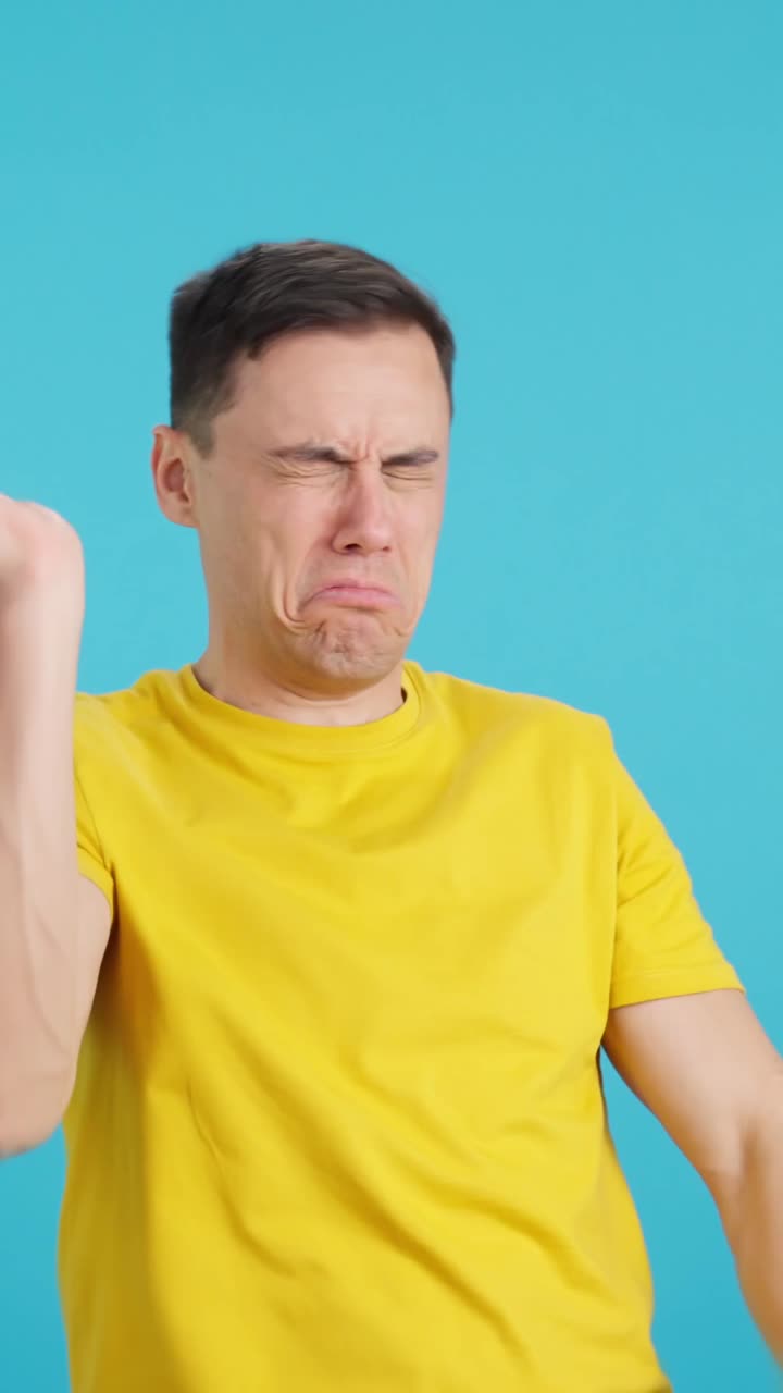 hombre mostrando asco