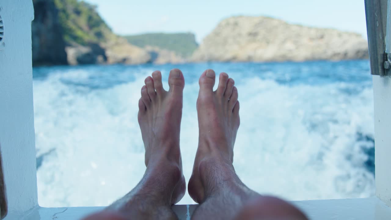 sumergirse en el ritmo tranquilo de un barco en el mar en nuestro cautivador video mientras navega con gracia en aguas abiertas contra el horizonte
