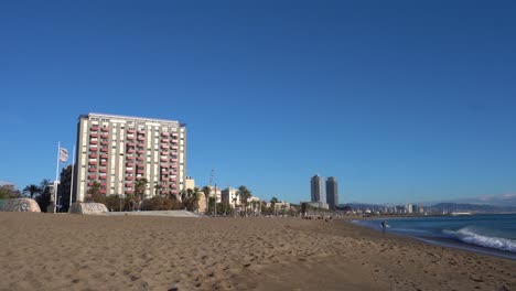 Barcelonetta-Strand-Mit-Bausteinen-An-Einem-Sonnigen-Tag