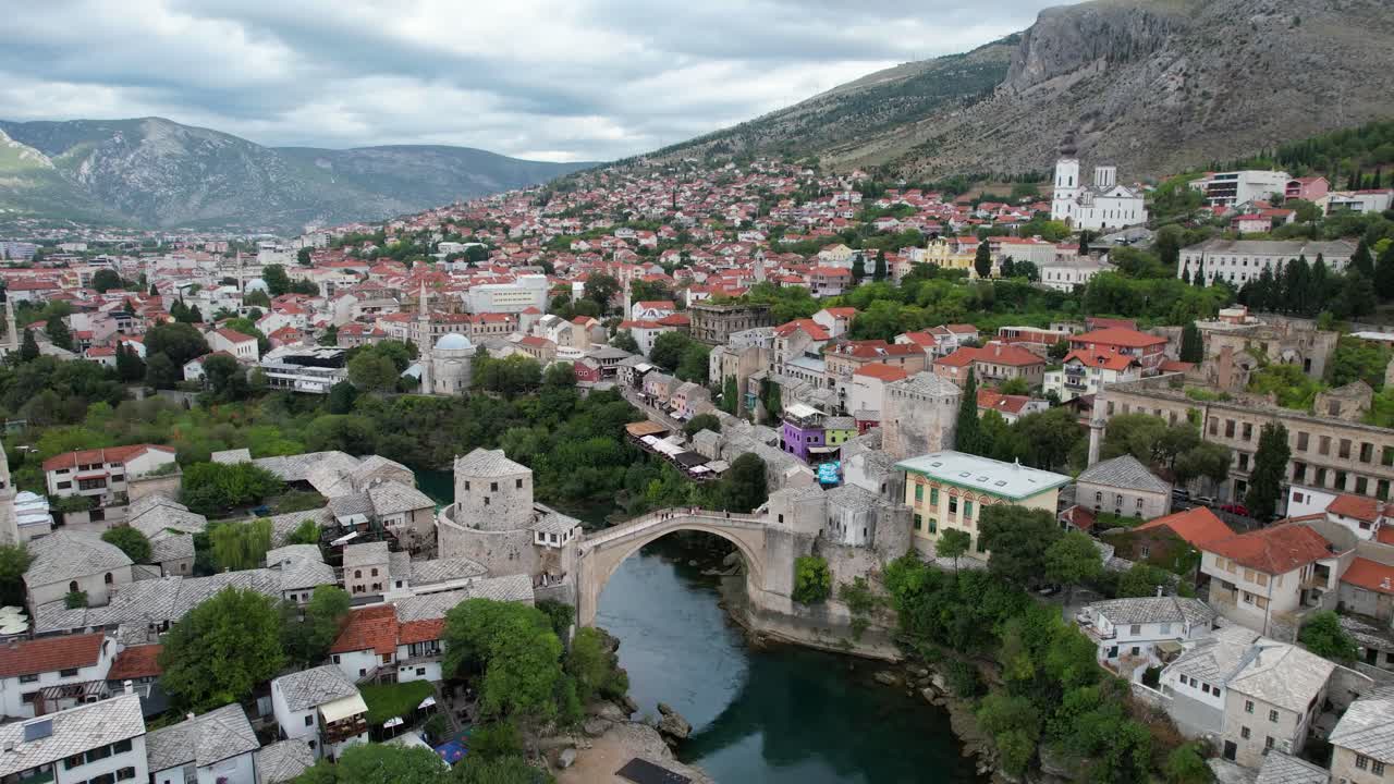 stari most es el punto de referencia homónimo de la ciudad de mostar en bosnia-herzegovina