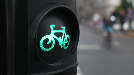 londres carril bici luz verde con ciclistas
