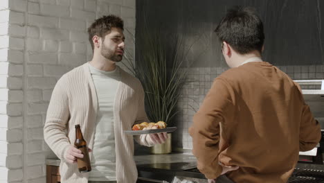 바비큐를 하면서 이야기를 나누는 젊은 남자와 그의 친구 2